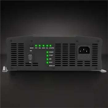 Qoltec Inteligentna profesjonalna ładowarka Monolith do akumulatorów LiFePO4 AGM GEL SLA | 80A | 12V | Szybkie ładowa